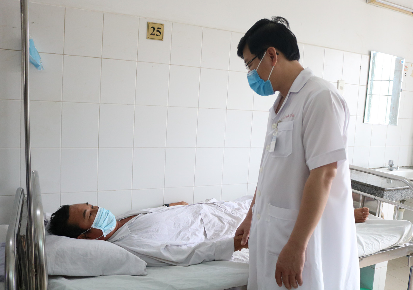 Bất cẩn khi xuống đầm tôm, người đàn ông bị máy cuốn 'cậu nhỏ' ảnh 2