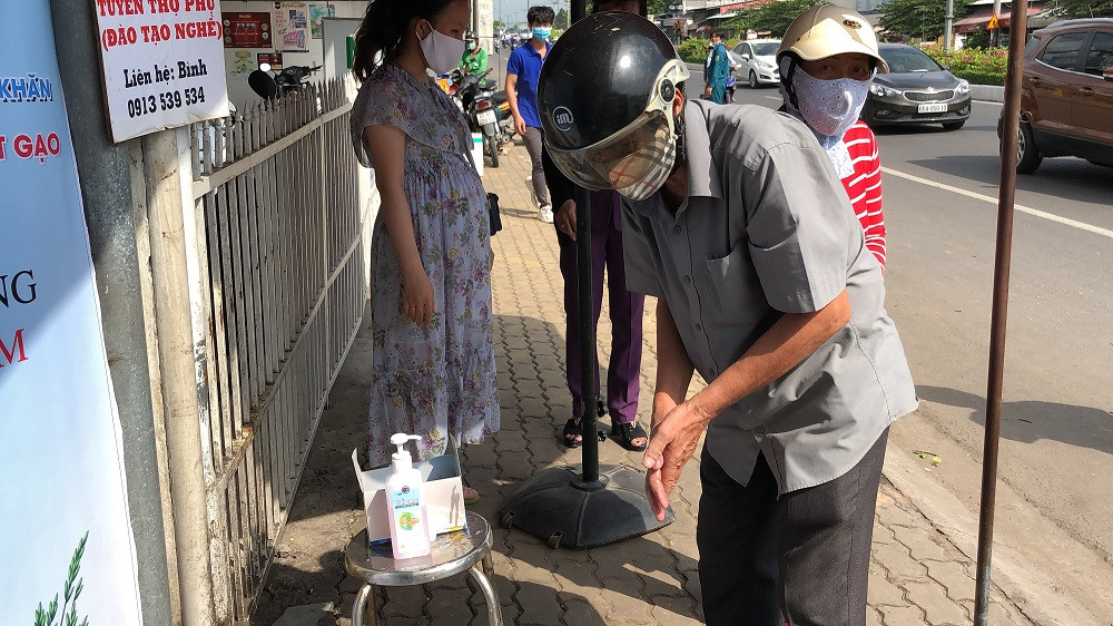 Dân nghèo phấn khởi khi máy ‘ATM gạo’ miễn phí có mặt ở Cần Thơ ảnh 2