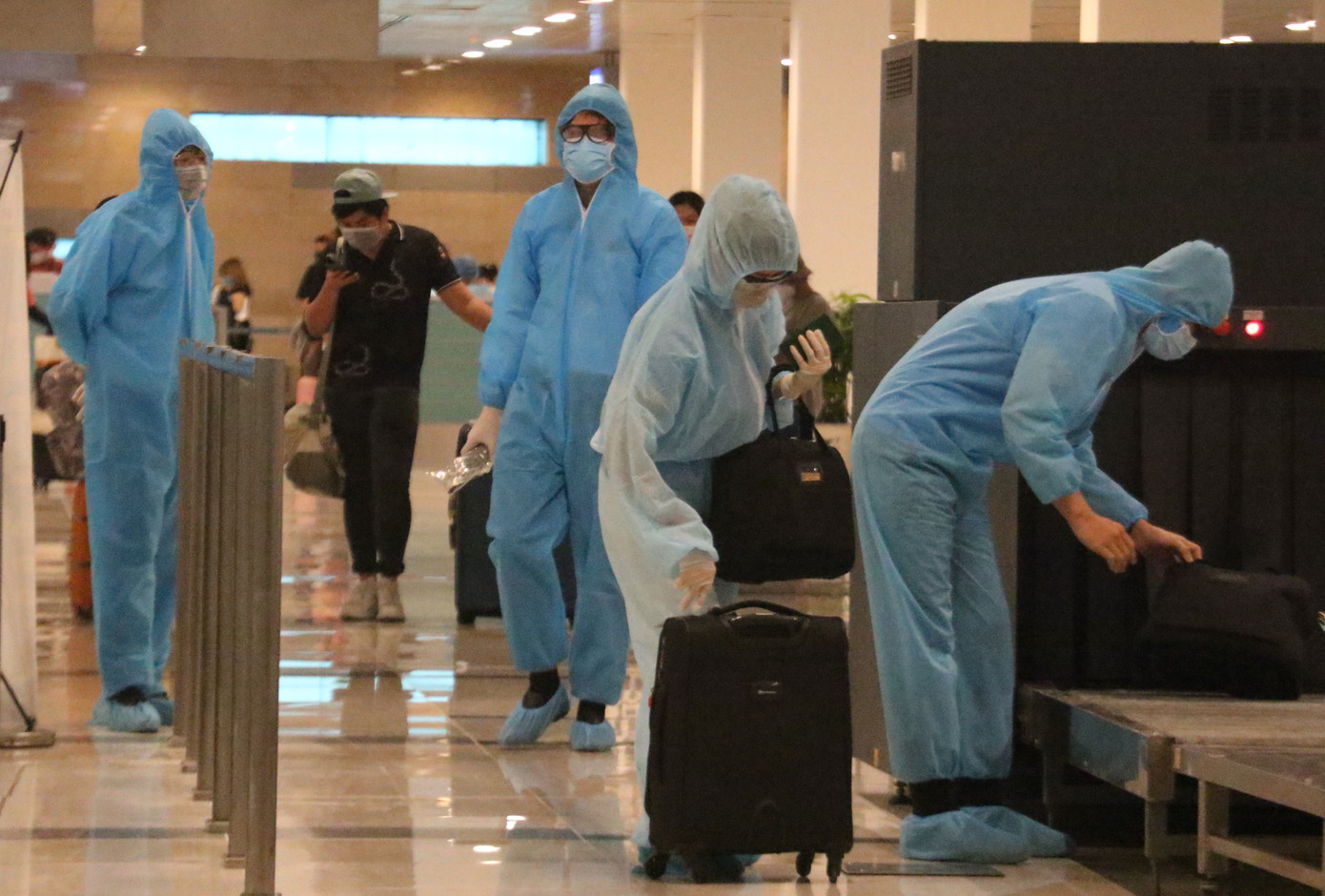 Cần Thơ đón, cách ly 164 hành khách từ Anh về Việt Nam ảnh 2