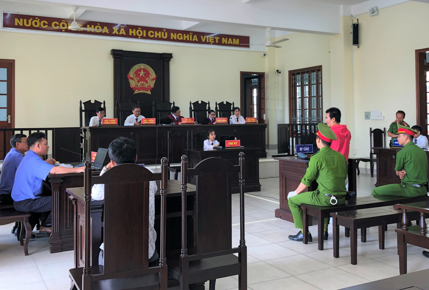 Nghi bị 'cắm sừng', chồng kẹp cổ, đâm gục 'tình địch' ảnh 1