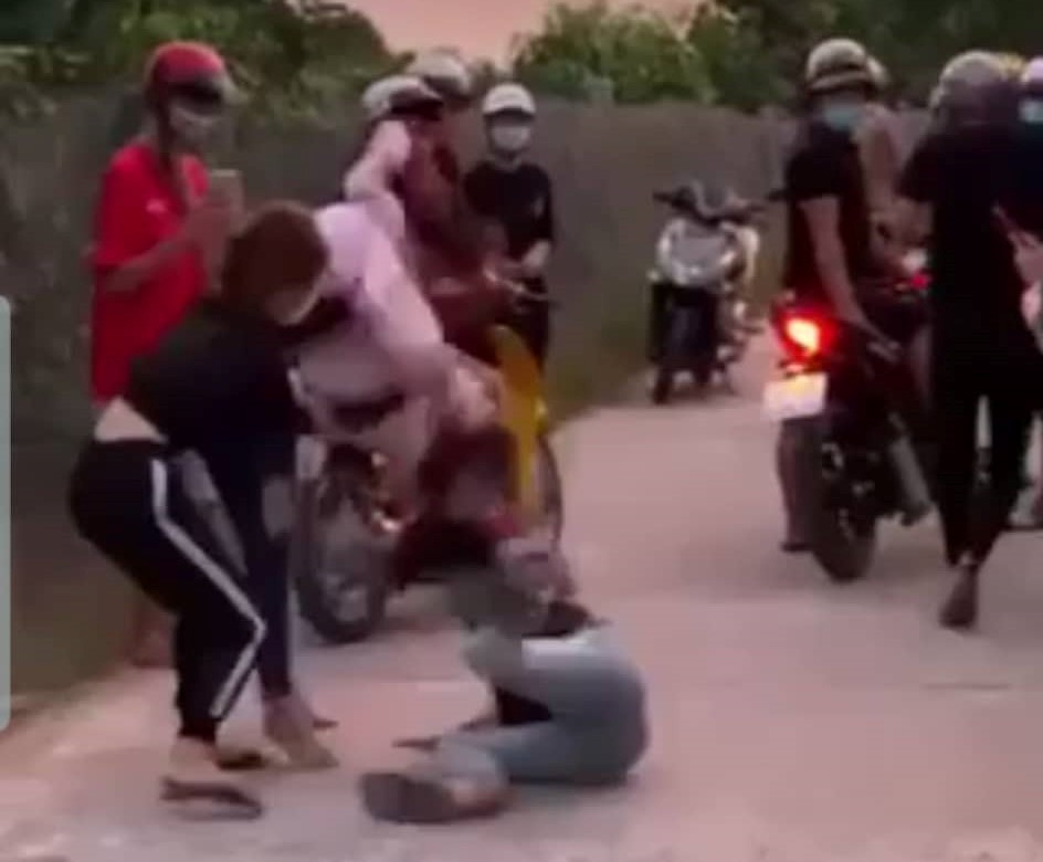 Nữ sinh bị bạn gái ‘yêu râu xanh’ đánh ghen, lột đồ, quay clip ảnh 2