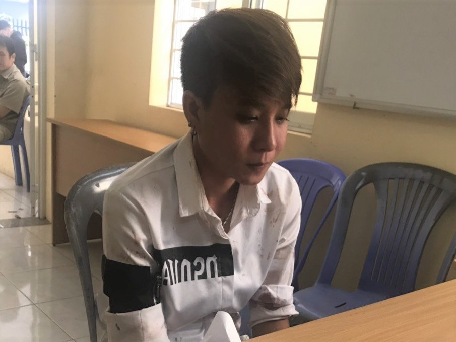 Mâu thuẫn ở quán karaoke, 'nữ quái' rút dao đâm bạn nhậu nguy kịch ảnh 1