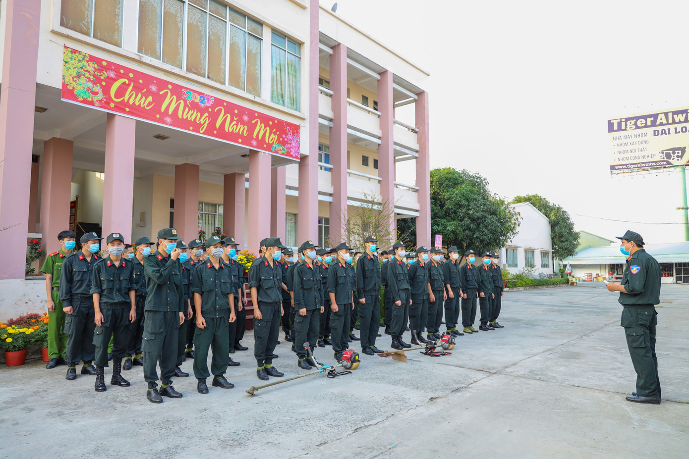 Đoàn viên thanh niên Cảnh sát cơ động ra quân vệ sinh môi trường đón xuân Tân Sửu ảnh 1