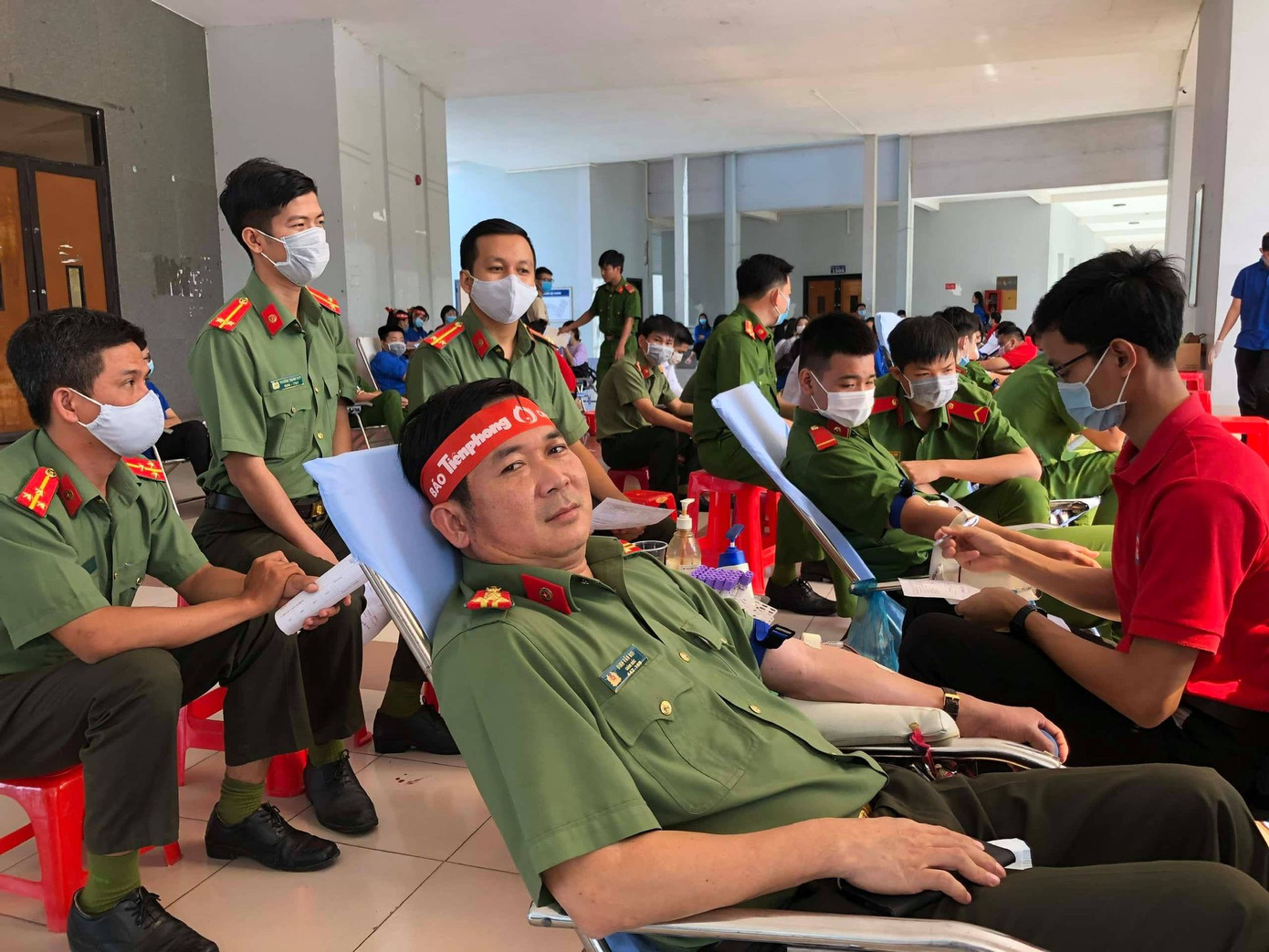 Hơn 100 cán bộ, chiến sĩ Công an tỉnh An Giang tham gia Chủ nhật Đỏ ảnh 2