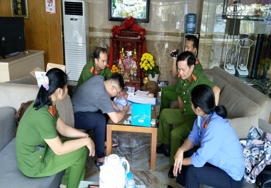 Vụ vận chuyển trái phép 51kg vàng qua biên giới: Bà trùm Mười Tường quan hệ rộng thế nào? ảnh 2