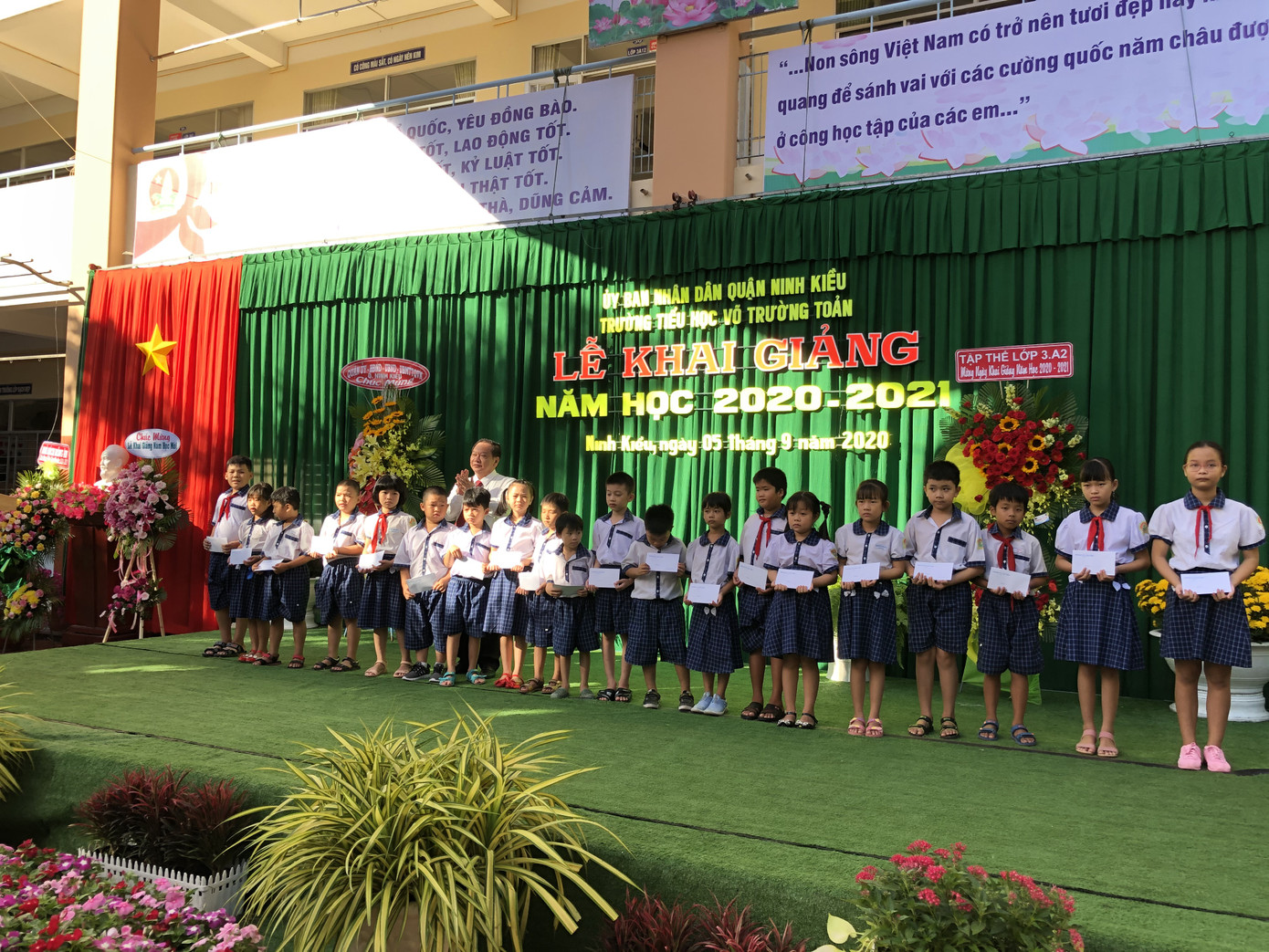 Lễ khai giảng đặc biệt trong mùa COVID-19: Nơi trực tuyến, nơi khai giảng trong lớp học ảnh 26