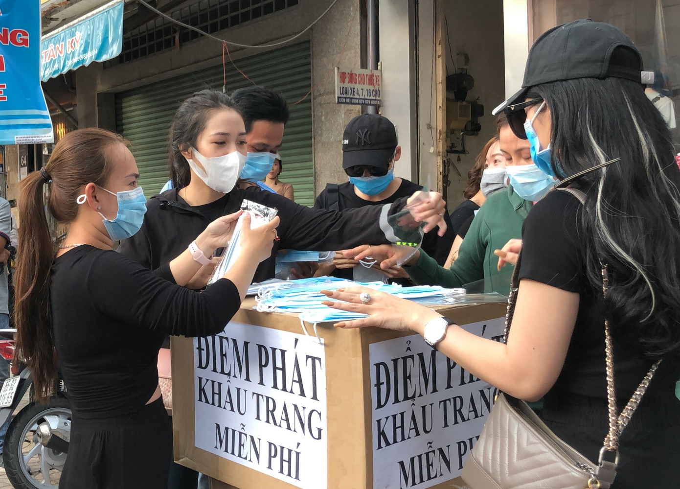 Những chiếc khẩu trang nghĩa tình ở đất Tây Đô ảnh 2