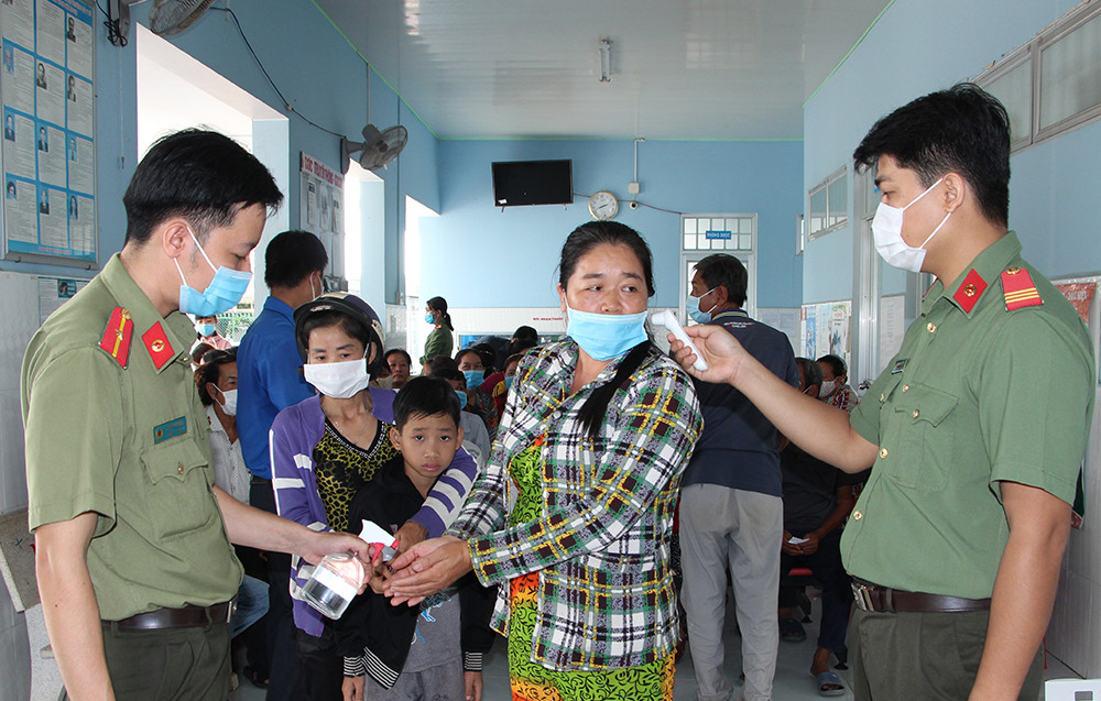 Công an tỉnh An Giang khám bệnh, hớt tóc miễn phí cho người nghèo ảnh 1