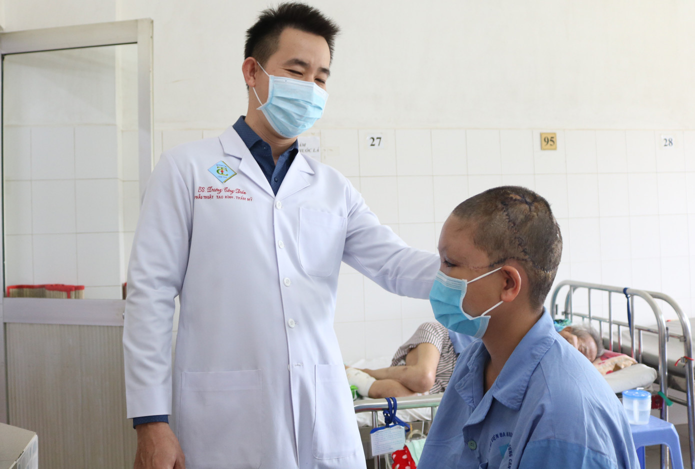 Bất cẩn, cô gái bị máy cắt bắp chuối cuốn lóc da đầu, lộ xương sọ ảnh 1