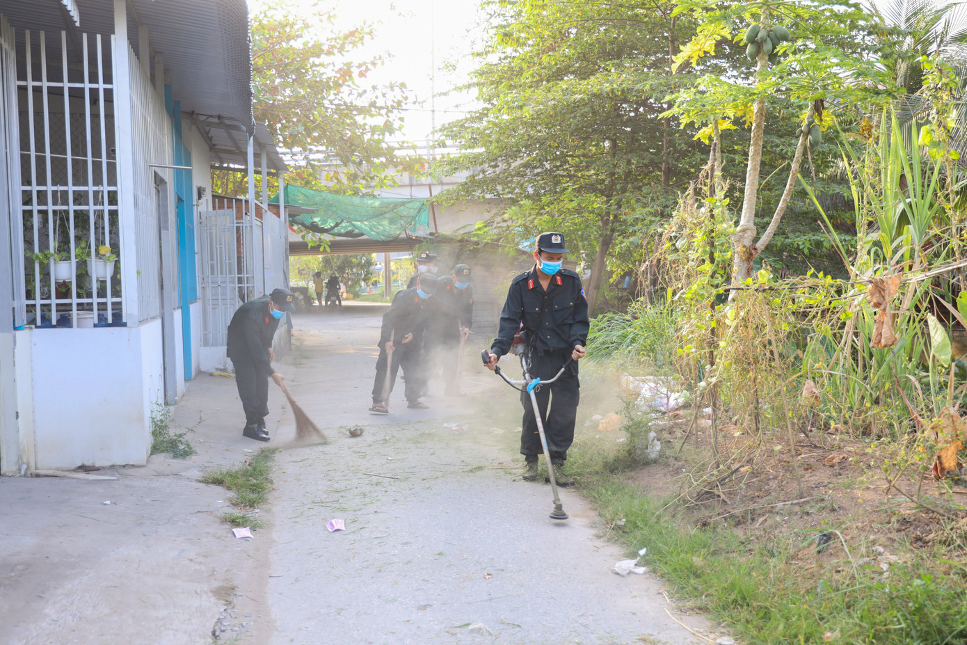 Đoàn viên thanh niên Cảnh sát cơ động ra quân vệ sinh môi trường đón xuân Tân Sửu ảnh 6