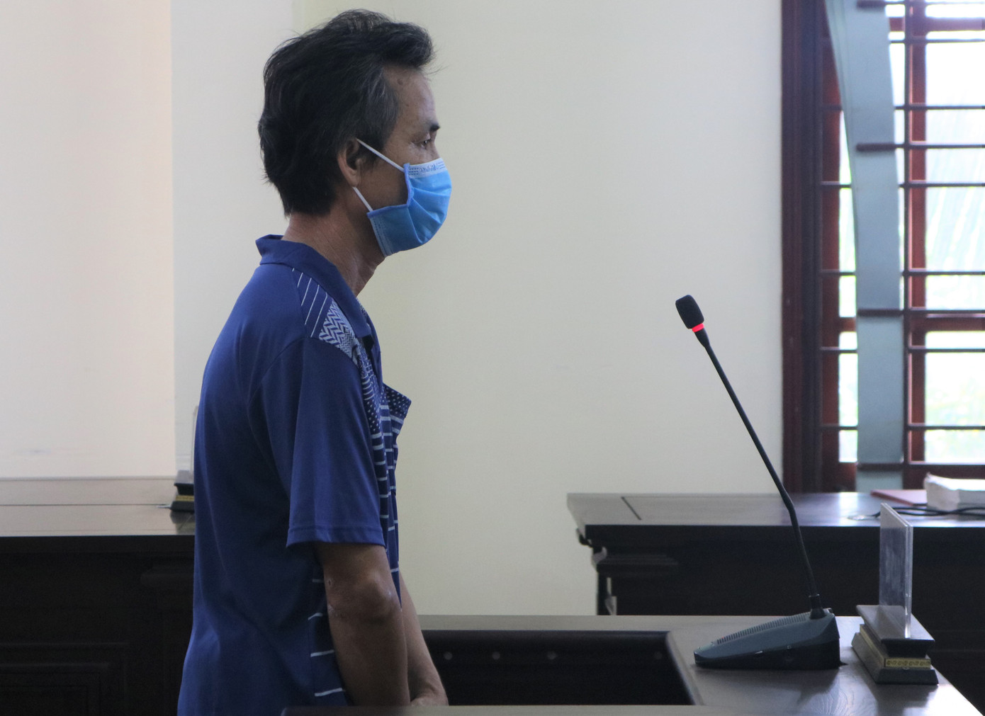 Người đàn ông không đeo khẩu trang còn hành hung công an bị tuyên 9 tháng tù ảnh 1