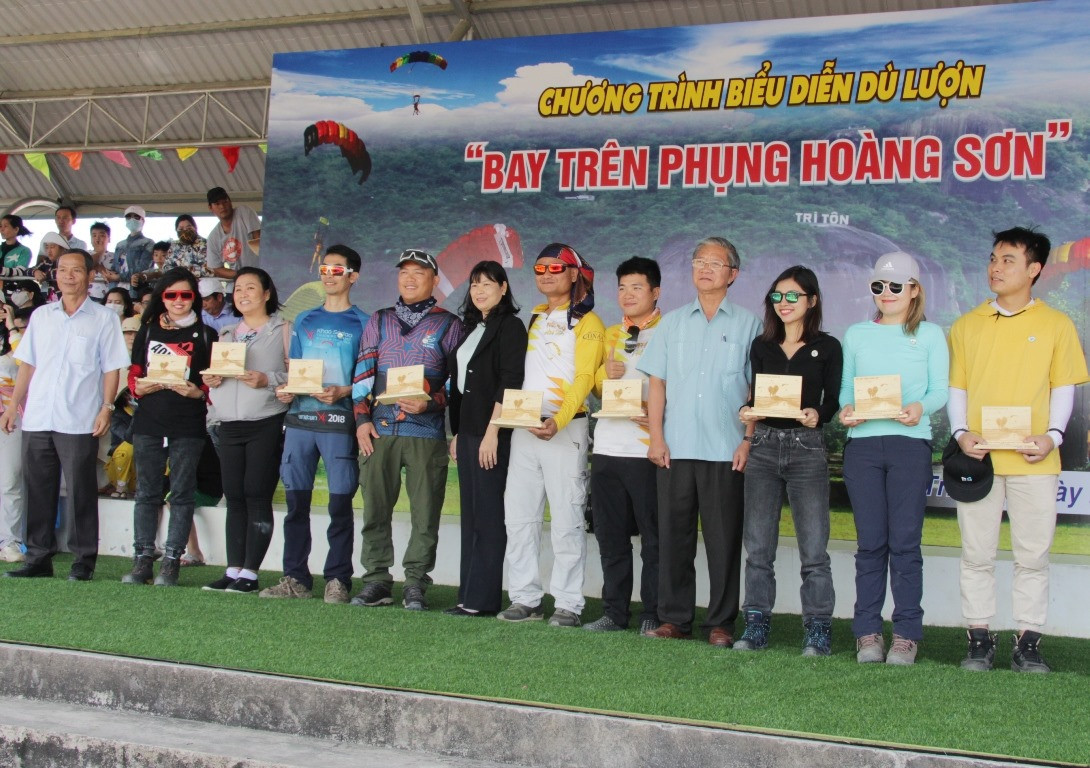 90 phi công hội dù lượn 'bay trên Phụng Hoàng Sơn' ảnh 5