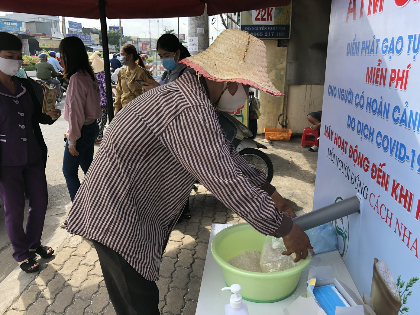 Dân nghèo phấn khởi khi máy ‘ATM gạo’ miễn phí có mặt ở Cần Thơ ảnh 5