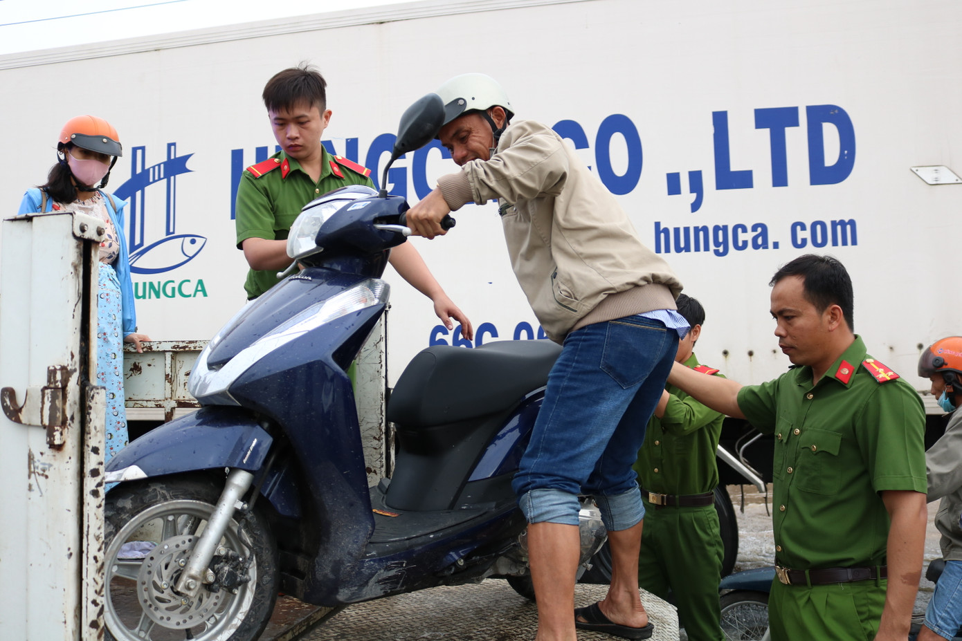 Quốc lộ 1 ngập sâu, Công an Vĩnh Long mang xe tải chuyên dụng cứu hộ người dân ảnh 11