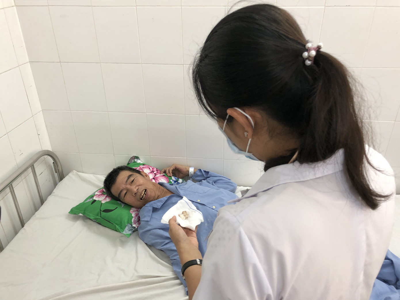 Gắp xương cá 'khủng' cắm trong thực quản người đàn ông bị tai biến ảnh 3