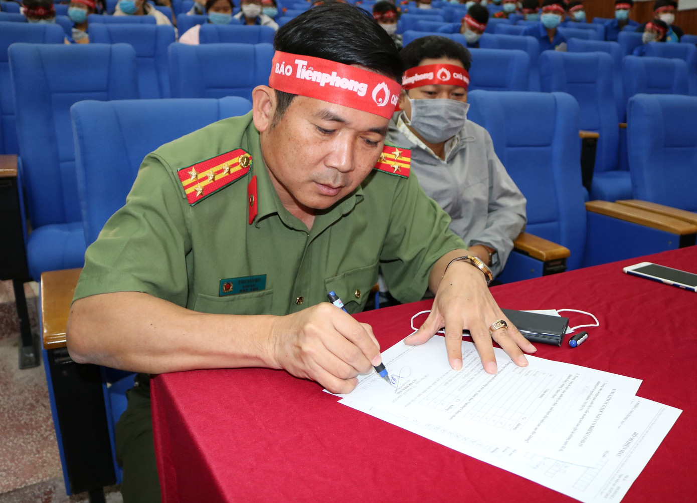 Hơn 100 cán bộ, chiến sĩ Công an tỉnh An Giang tham gia Chủ nhật Đỏ ảnh 1