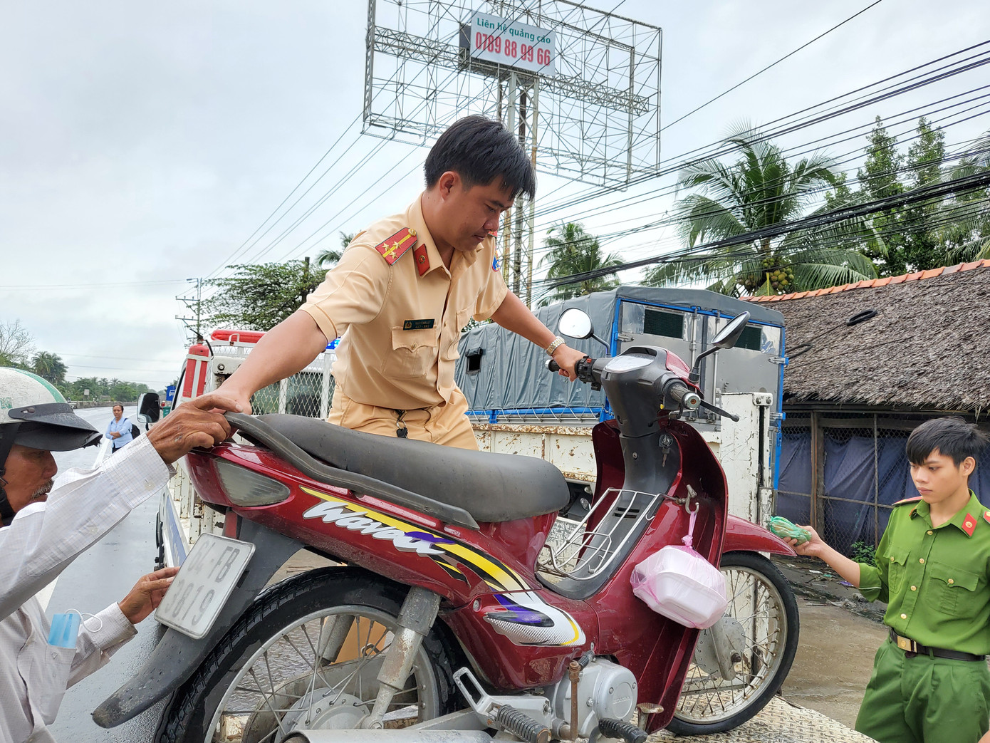 Quốc lộ 1 ngập sâu, Công an Vĩnh Long mang xe tải chuyên dụng cứu hộ người dân ảnh 8