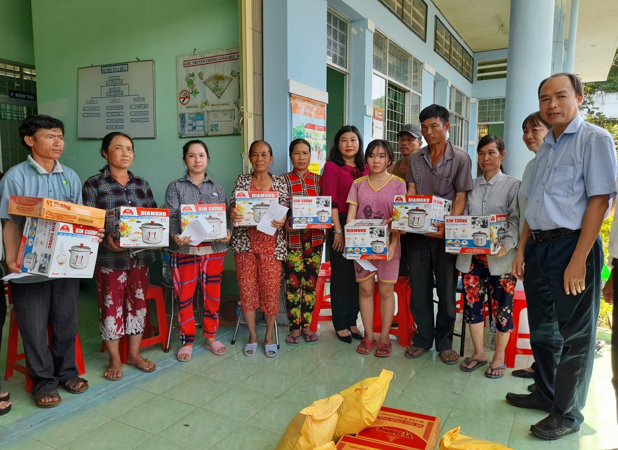 Sau tiếng nổ lớn, 7 căn nhà ở Châu Đốc bị thiêu rụi ảnh 2