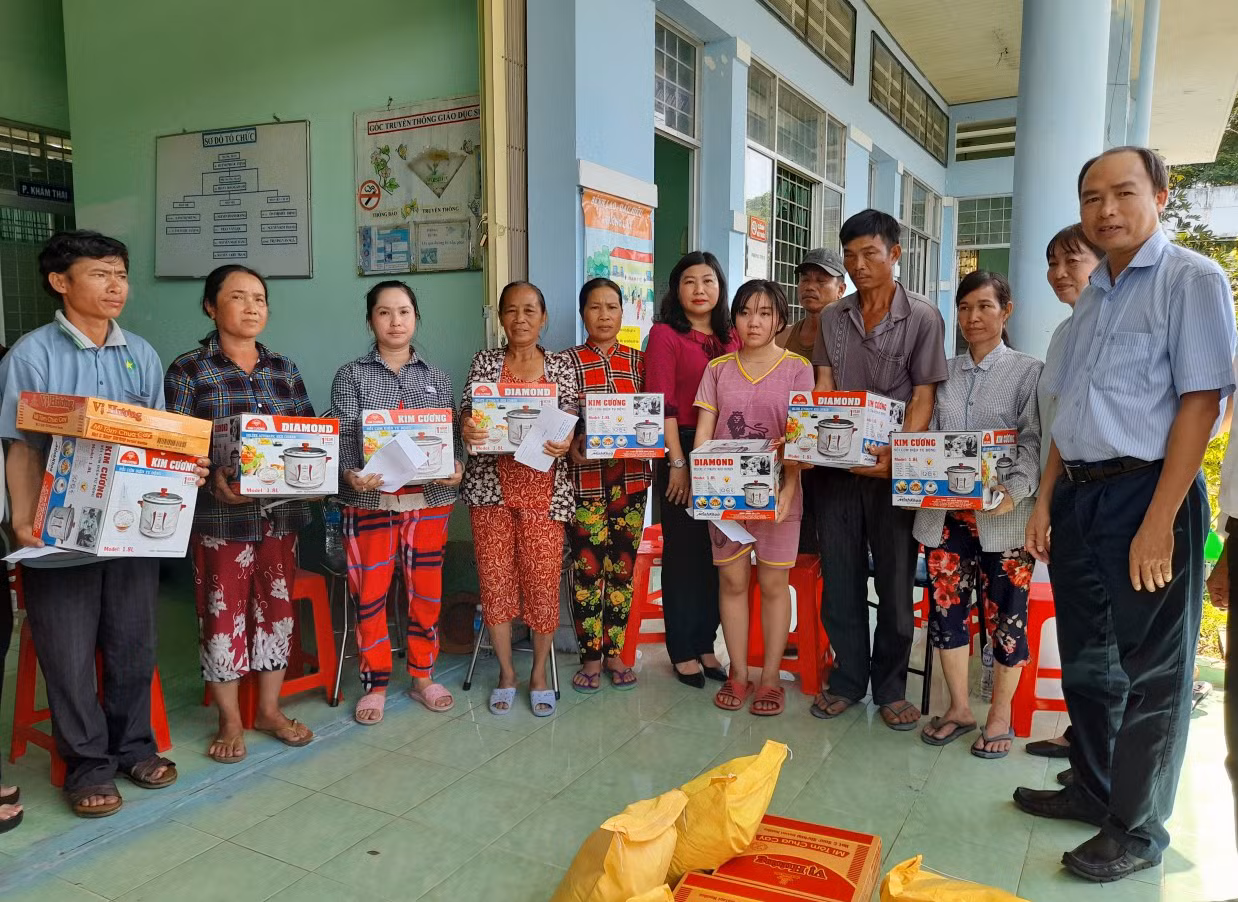 Sau tiếng nổ lớn, 7 căn nhà ở Châu Đốc bị thiêu rụi ảnh 2