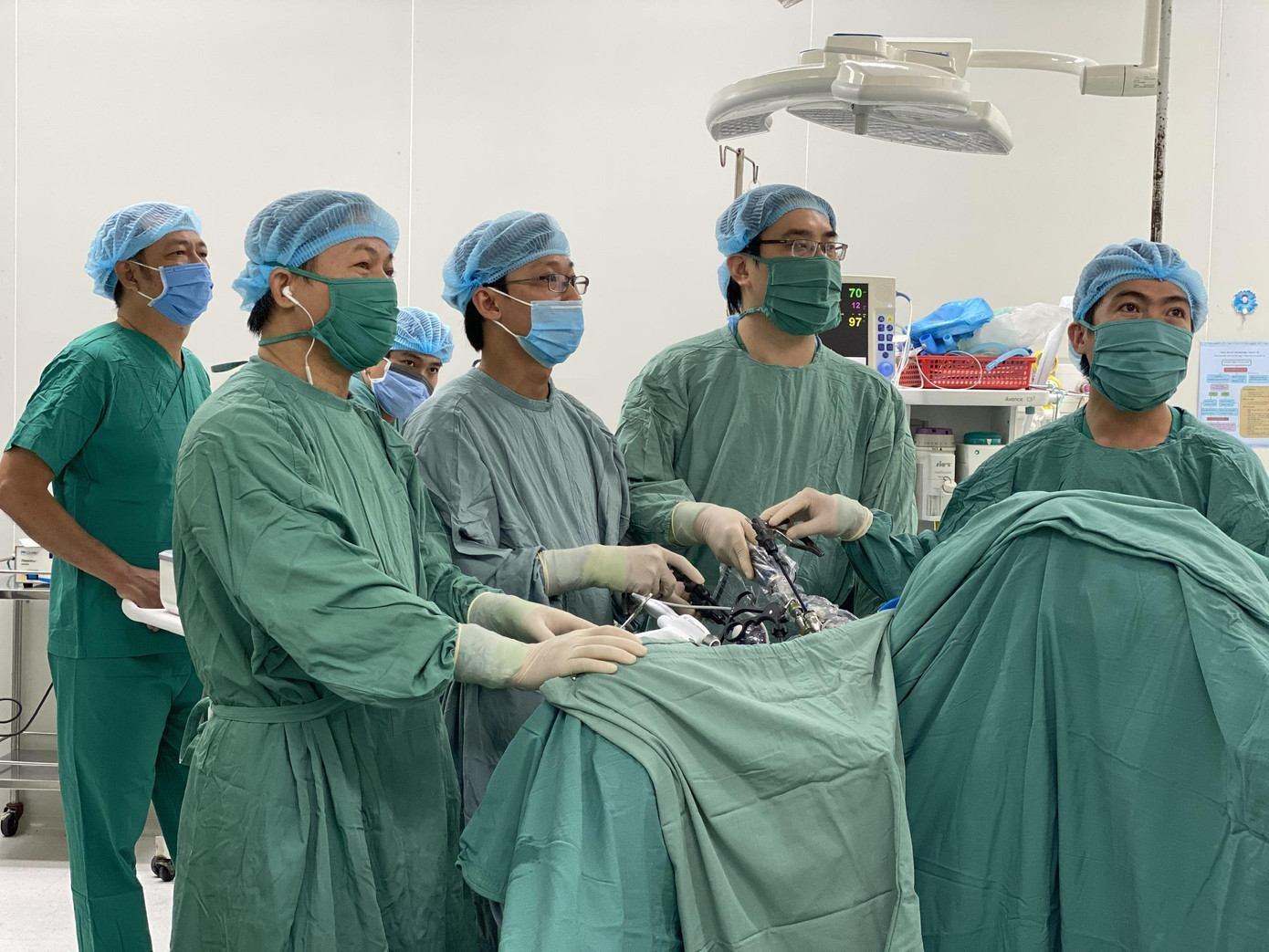 Lấy thành công khối u gần 3kg ra khỏi cơ thể cụ bà U100 ảnh 2