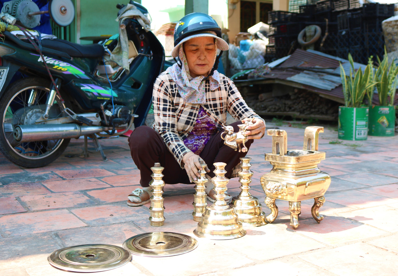 Nghề chùi lư đồng kiếm tiền triệu xài Tết ảnh 6