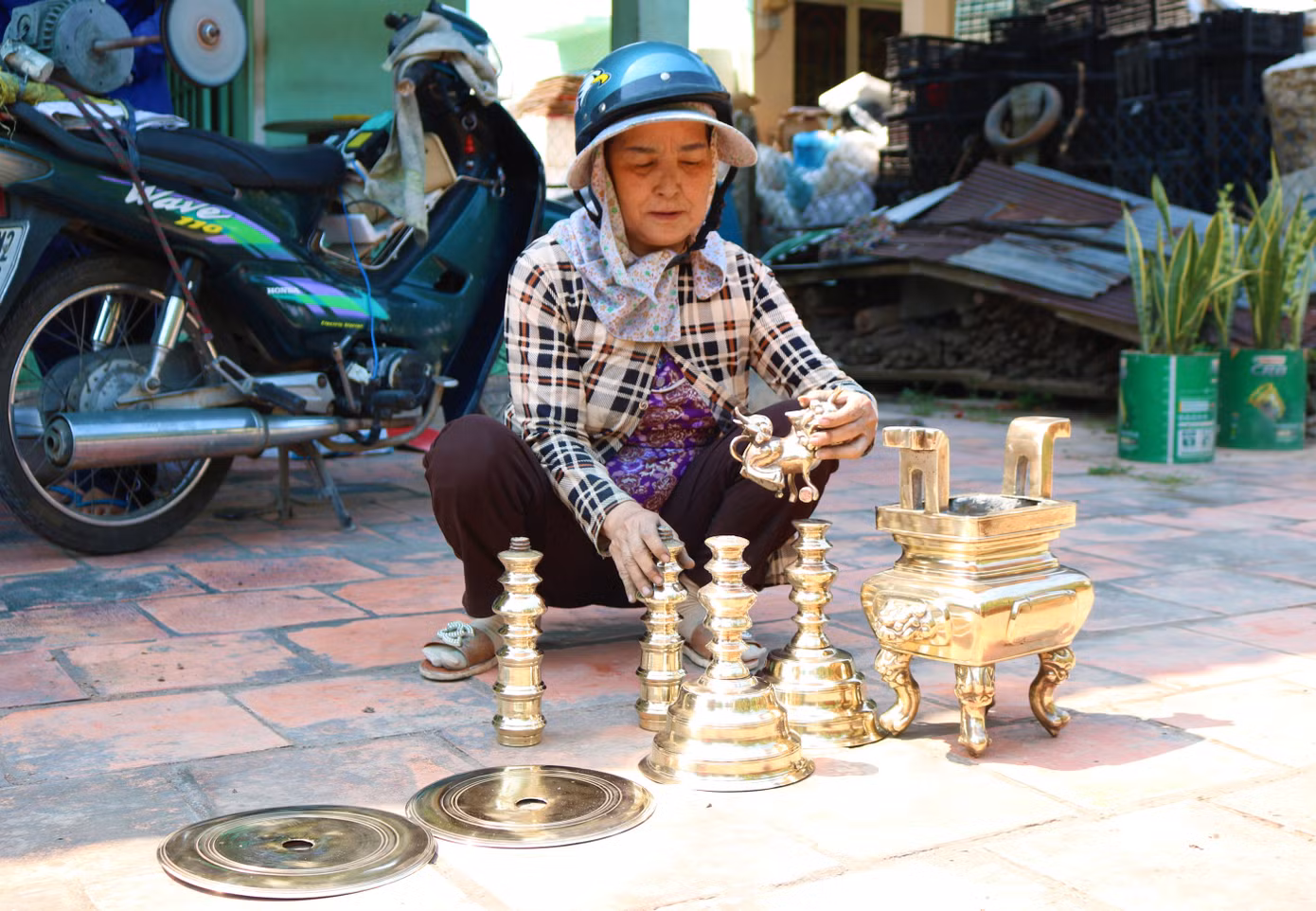 Nghề chùi lư đồng kiếm tiền triệu xài Tết ảnh 6