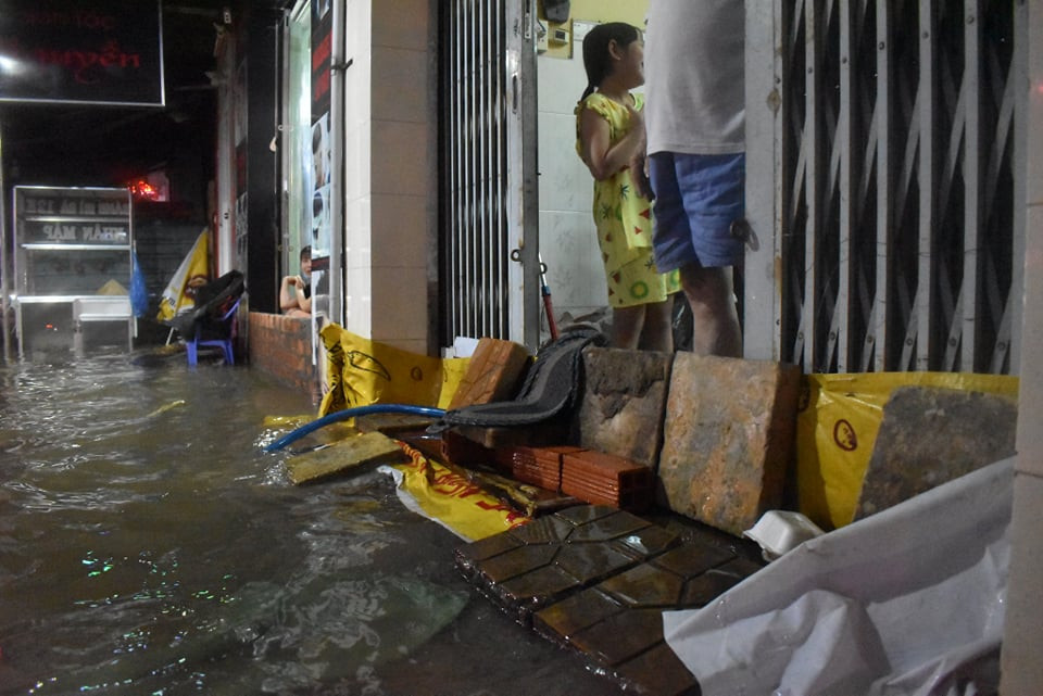 Triều cường vượt báo động 3, nhiều nơi ở Cần Thơ chìm trong biển nước ảnh 3