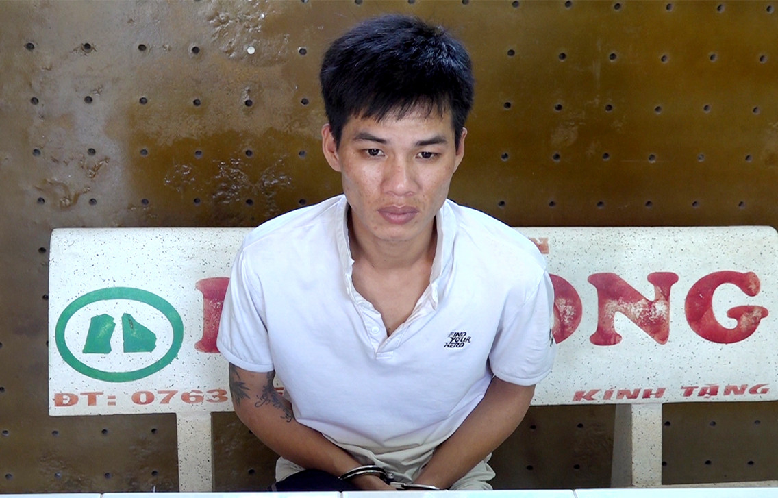 Giật điện thoại nữ sinh bất thành, nam thanh niên đến công an đầu thú ảnh 1