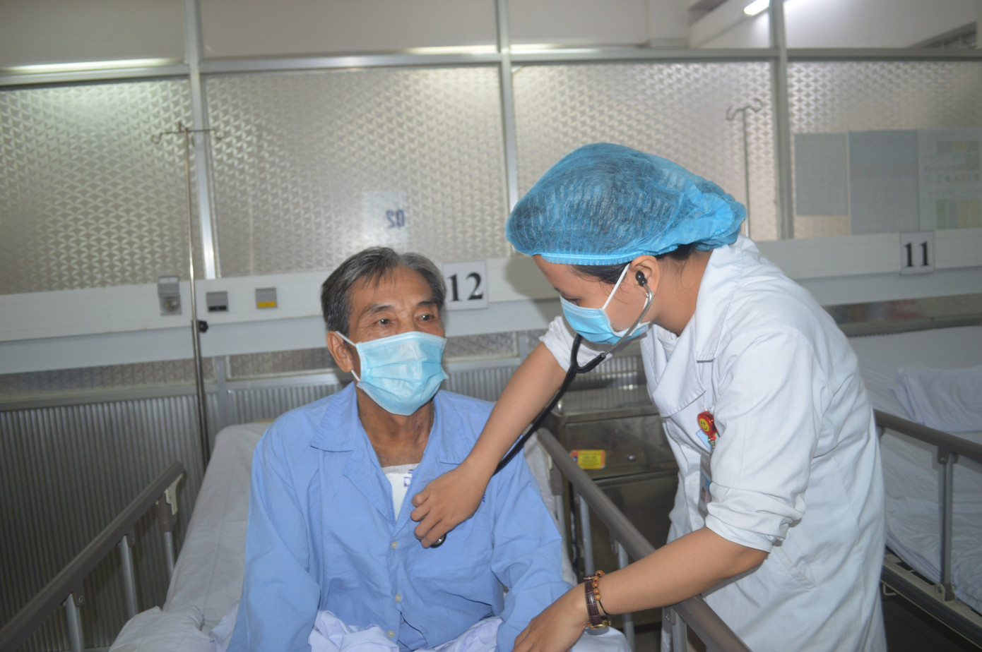 Mổ cùng lúc 3 van tim, 3 cầu nối mạch vành cho người nghiện thuốc lá nặng ảnh 1