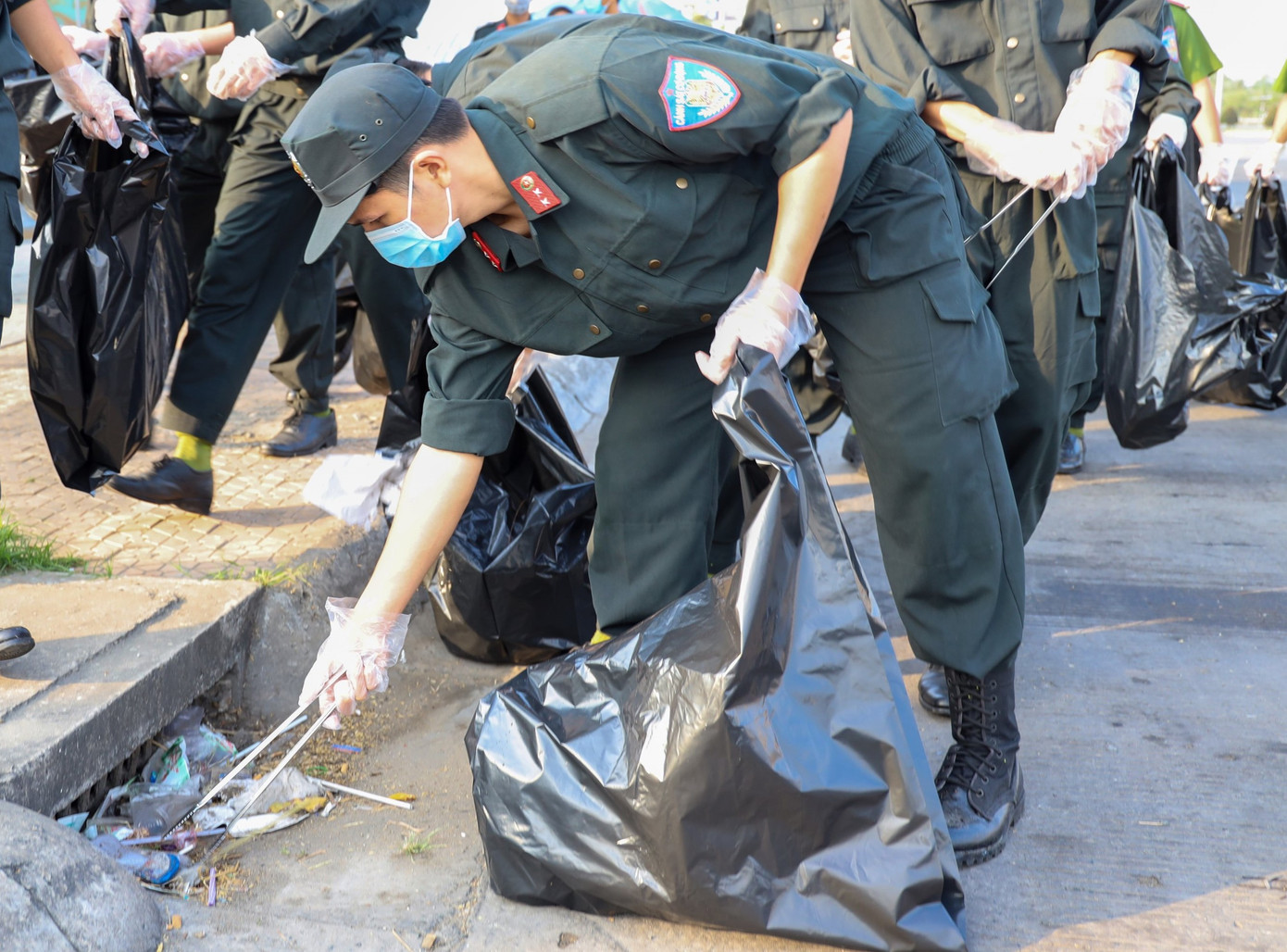 Đoàn viên thanh niên Cảnh sát cơ động ra quân vệ sinh môi trường đón xuân Tân Sửu ảnh 5