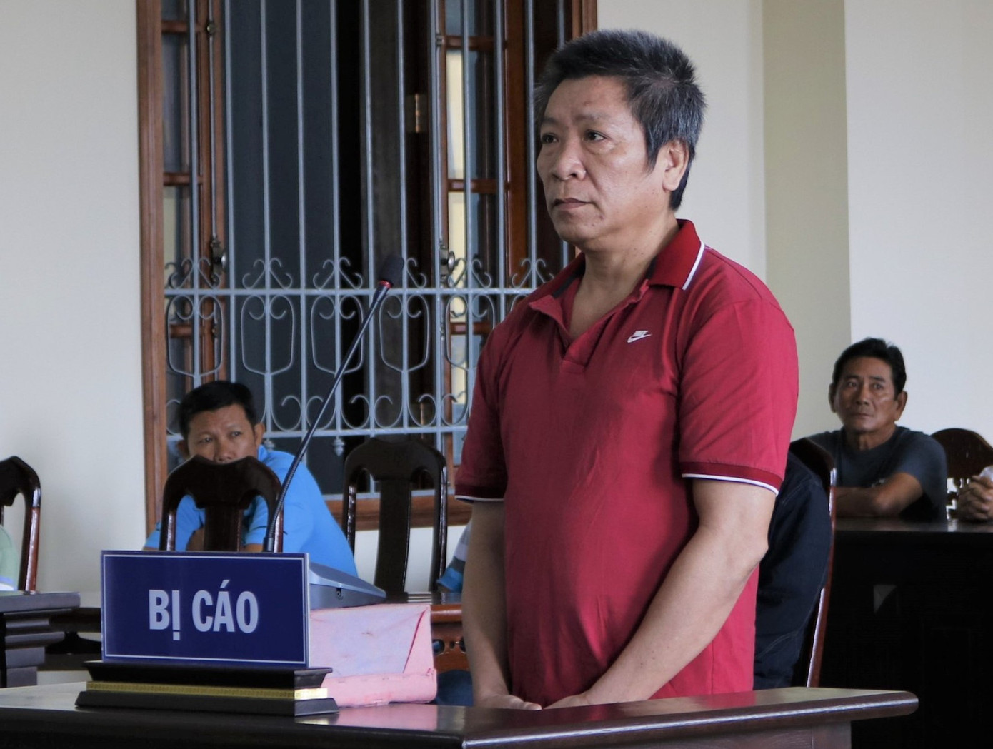 Mâu thuẫn hùn tiền, bị cáo dùng dao cứa cổ bạn nhậu ảnh 1