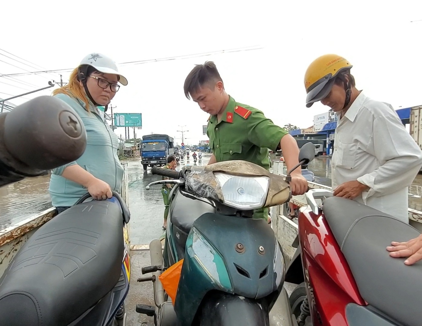 Quốc lộ 1 ngập sâu, Công an Vĩnh Long mang xe tải chuyên dụng cứu hộ người dân ảnh 13