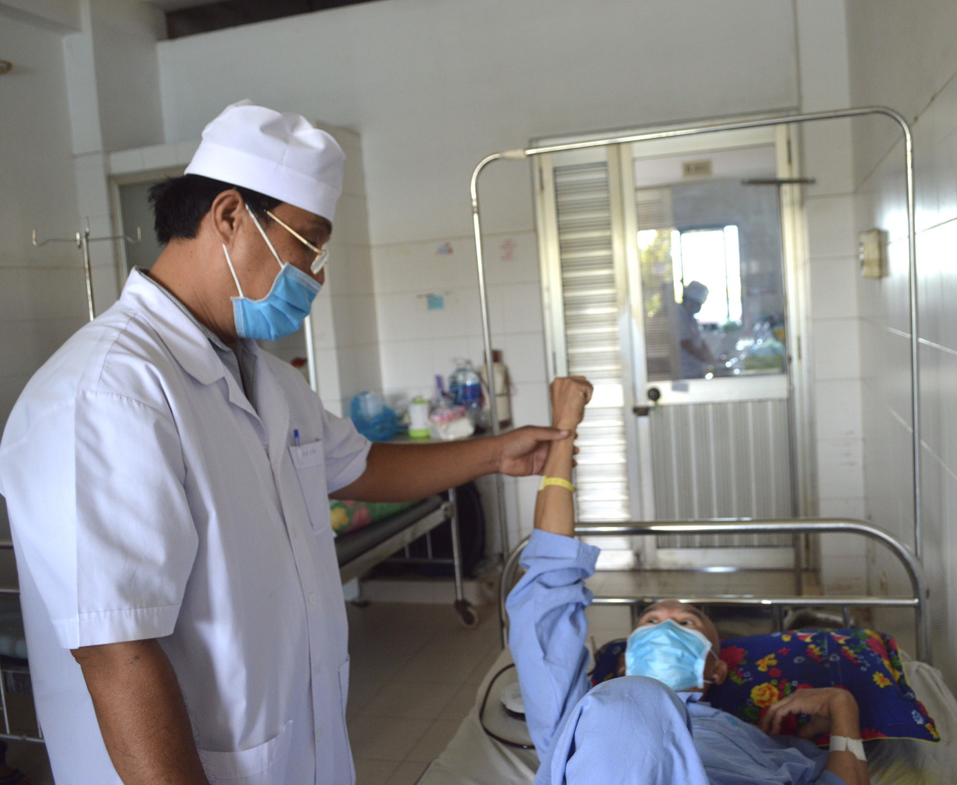 Bị thanh sắt phi 12 đâm xuyên sọ, người đàn ông may mắn thoát chết ảnh 2