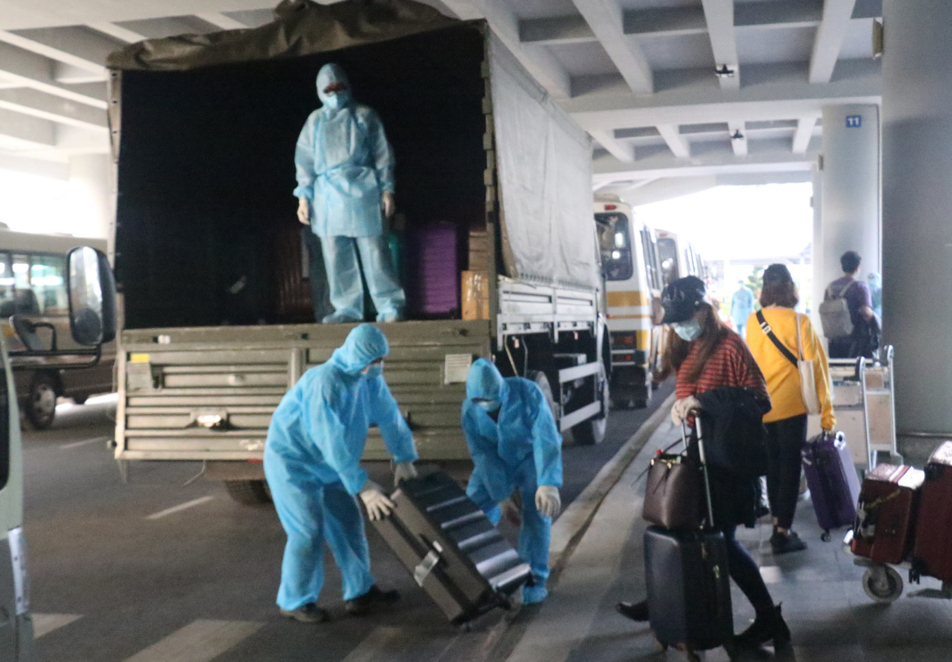 Cần Thơ đón, cách ly 164 hành khách từ Anh về Việt Nam ảnh 6