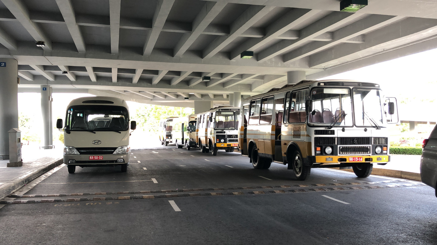Các phương tiện chuyên dụng được Quân khu 9 chuẩn bị để đưa người về khu cách ly - Ảnh: Kim Hà. Sân bay Cần Thơ đón 215 công dân từ Singapore về nước ảnh 4