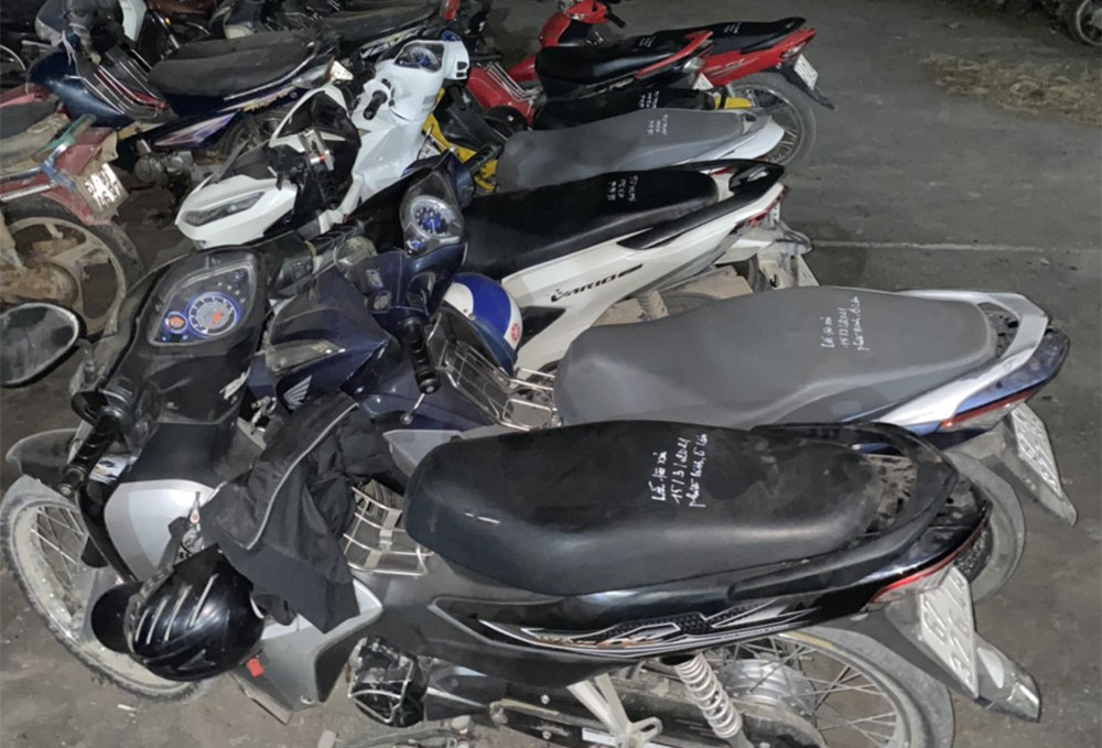 Nhiều người tháo chạy khi công an đột kích sới bạc ảnh 3