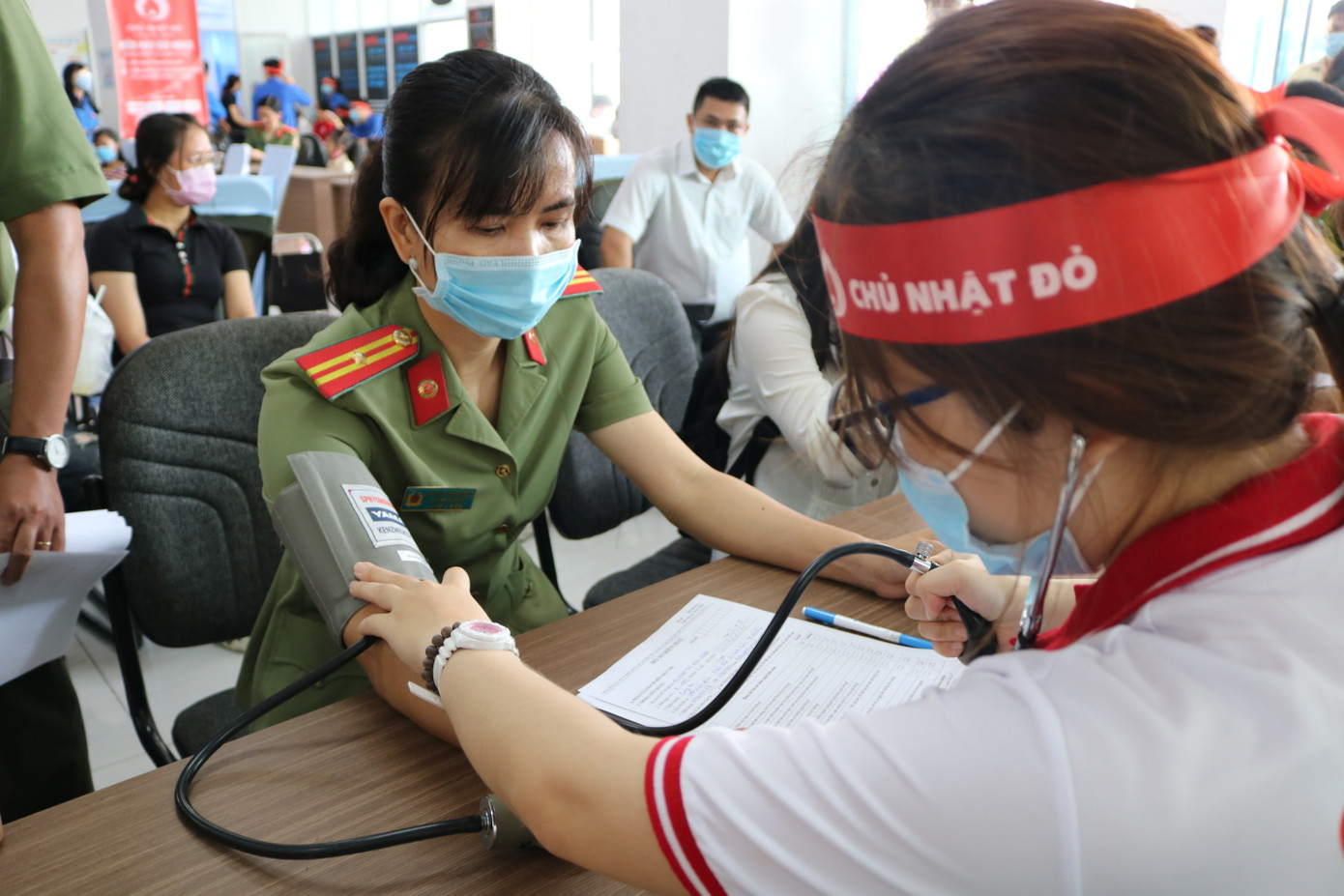 Những 'bóng hồng' mạnh mẽ trong Ngày hội hiến máu Chủ nhật Đỏ ảnh 3
