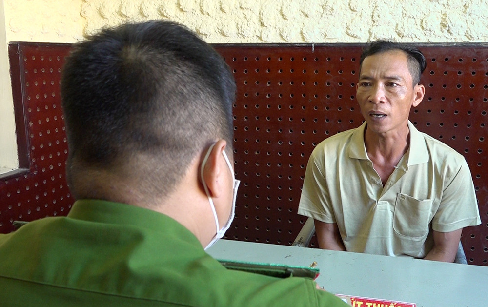 Hóa trang cũng không thoát khỏi.... công an ảnh 1