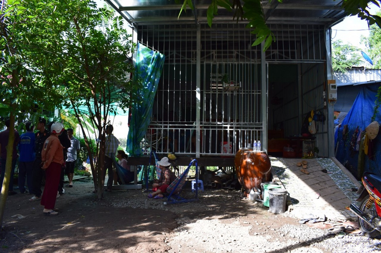 Hóng chuyện bắt thuốc lá lậu, cô gái bị trúng đạn cao su ảnh 2