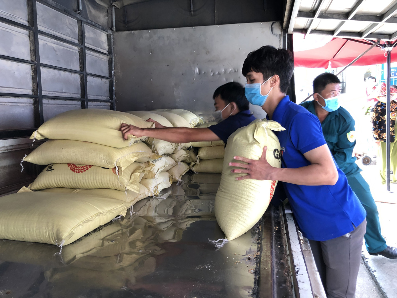 Dân nghèo phấn khởi khi máy ‘ATM gạo’ miễn phí có mặt ở Cần Thơ ảnh 7