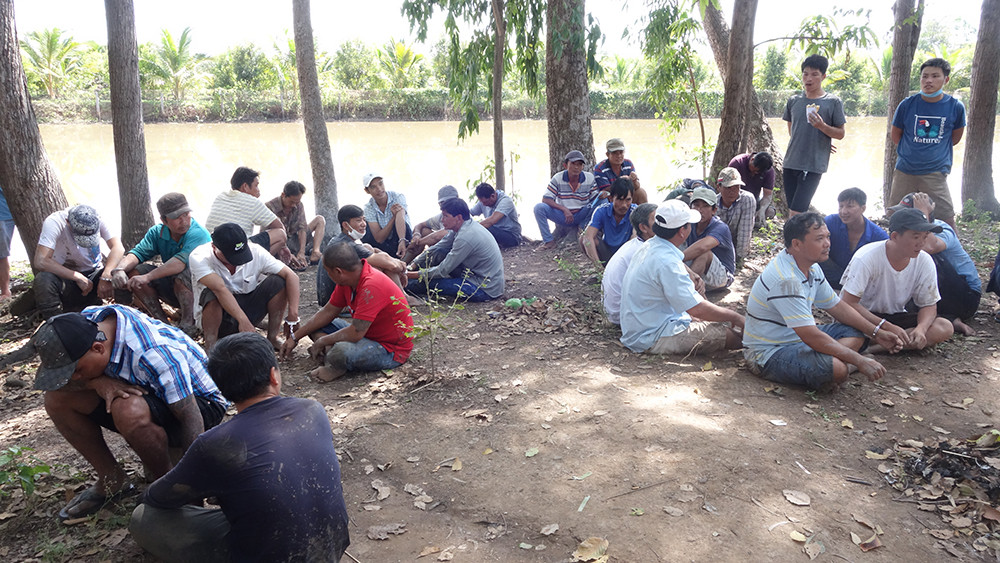 Công an đột kích trường gà, hàng chục con bạc bỏ chạy tán loạn ảnh 1