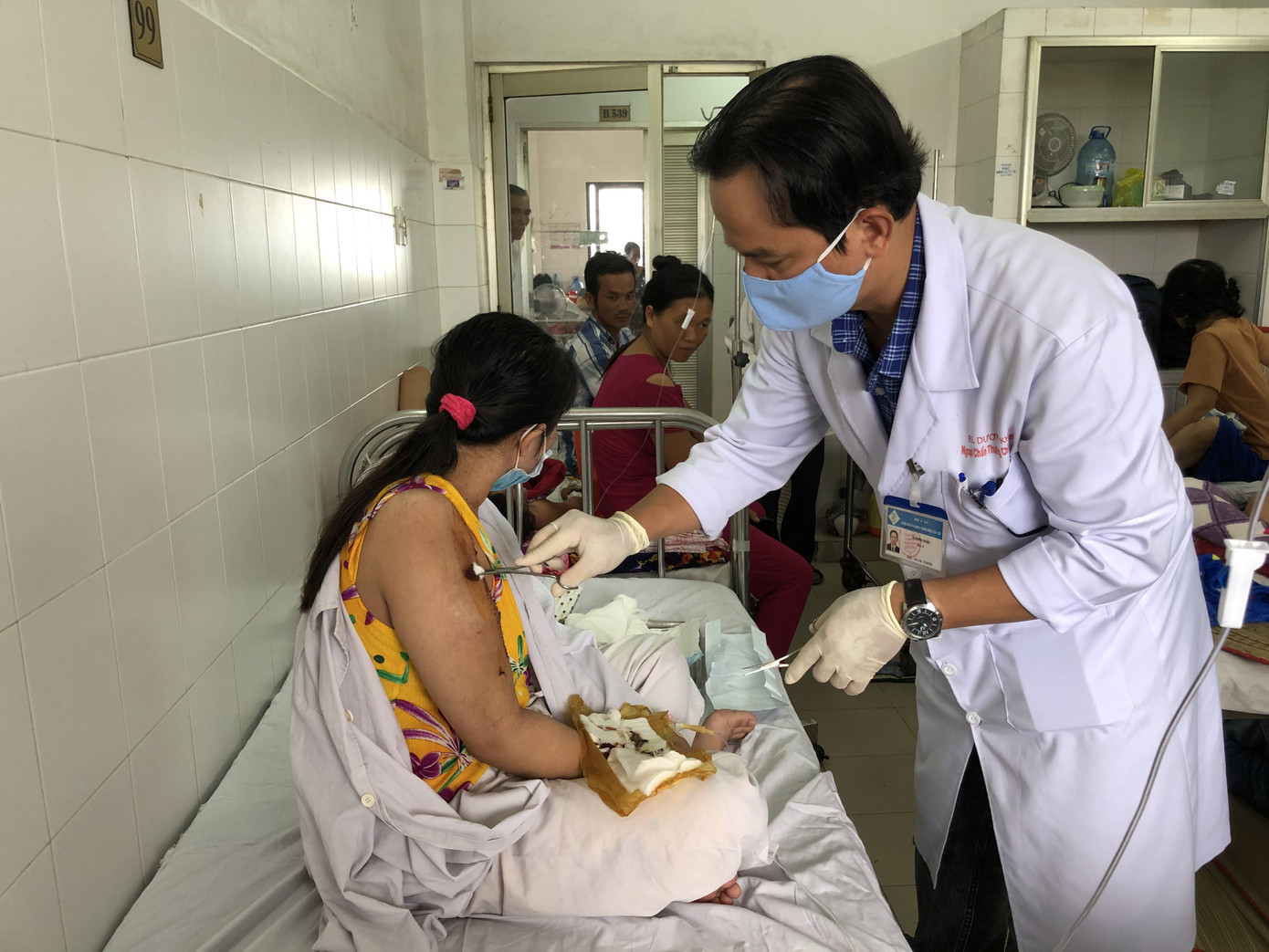 Sau chấn thương, cô gái 'mọc bướu' khủng lồ trên xương cánh tay ảnh 2