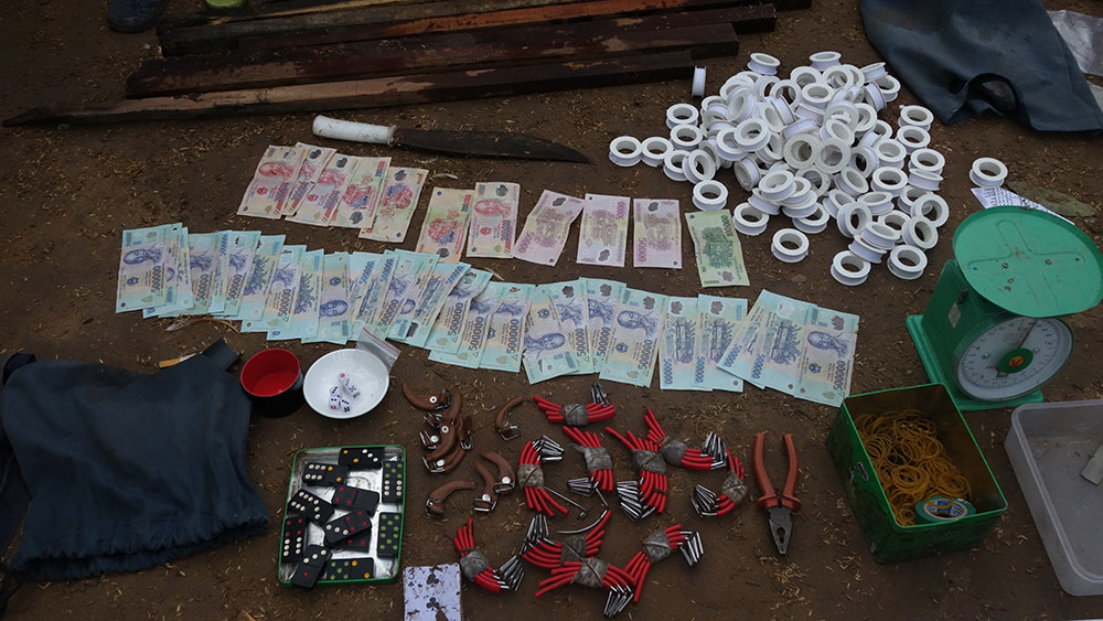 Phá đường dây đánh bạc ‘khủng’, thu hàng trăm triệu đồng ảnh 4