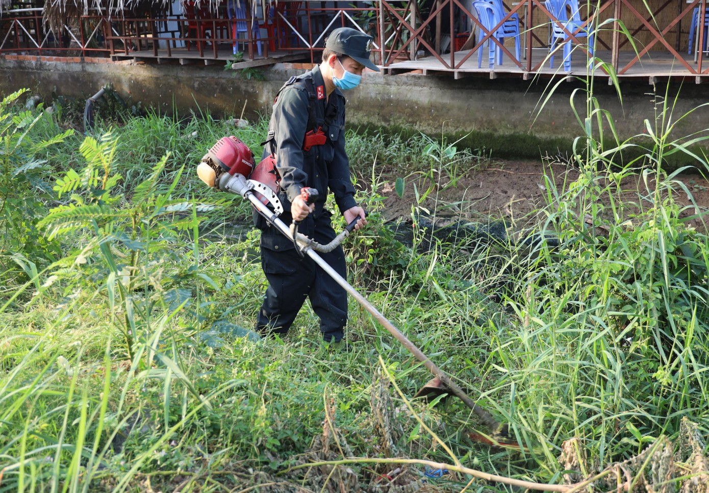 Đoàn viên thanh niên Cảnh sát cơ động ra quân vệ sinh môi trường đón xuân Tân Sửu ảnh 7