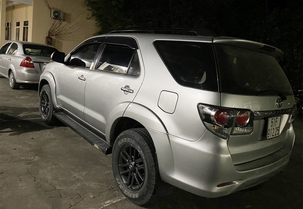 Nhiều người tháo chạy khi công an đột kích sới bạc ảnh 2