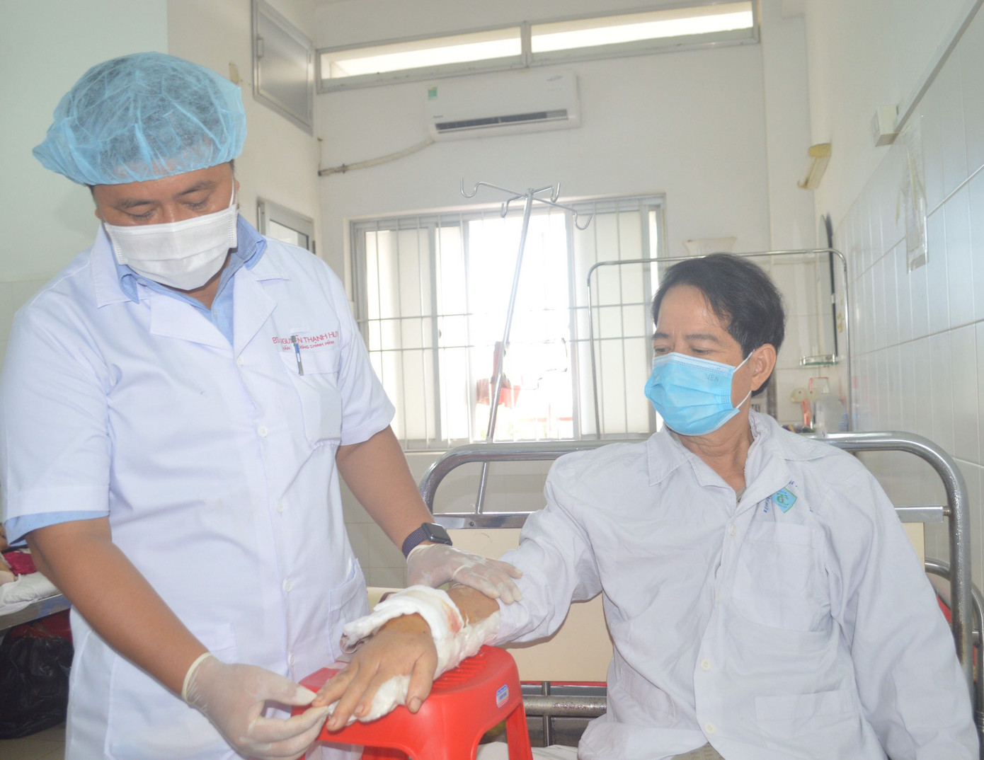 Dùng máy cưa tỉa cây, người đàn ông bị cắt đứt gần lìa cổ tay và cổ chân ảnh 2