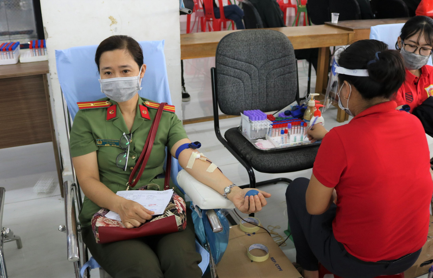 Những 'bóng hồng' mạnh mẽ trong Ngày hội hiến máu Chủ nhật Đỏ ảnh 5