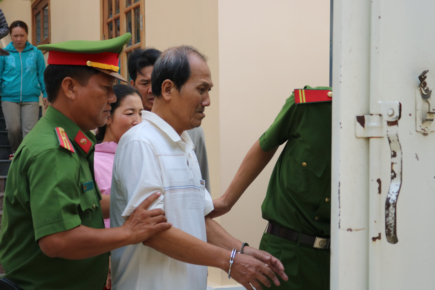 Bé 8 tuổi nhiều lần bị hiếp dâm tại nhà ảnh 1