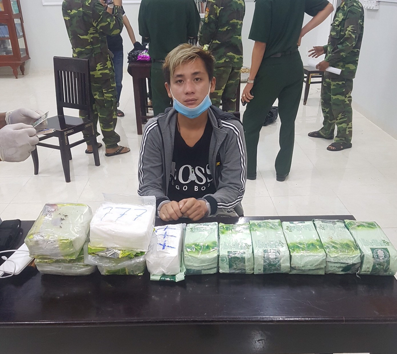 Đối tượng Chan Toung. Mang hơn 30kg ma túy đi thuyền từ Campuchia về Việt Nam thì bị bắt ảnh 2