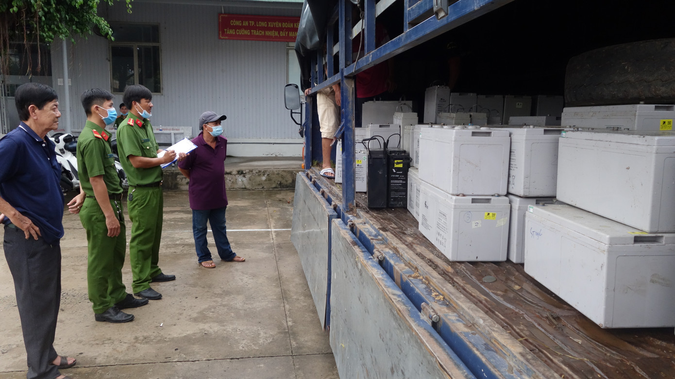 Bắt quả tang ô tô tải vận chuyển 28 tấn chất thải nguy hại ảnh 1